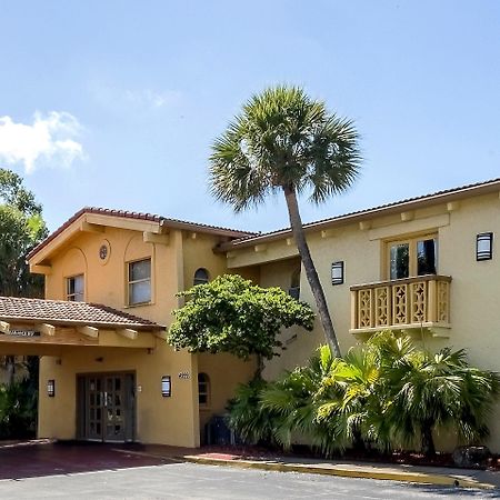 Red Roof Inn Tampa Bay - Сент-Питерсберг Экстерьер фото