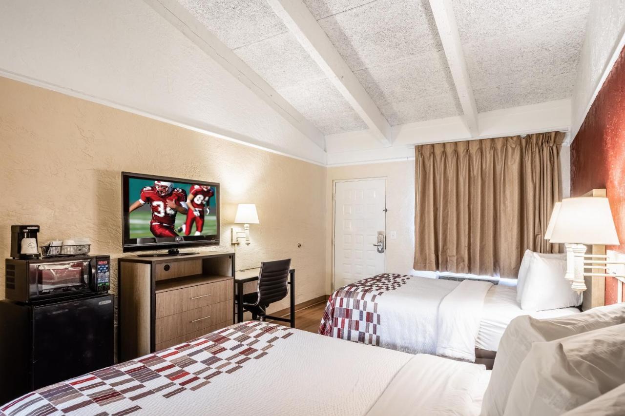 Red Roof Inn Tampa Bay - Сент-Питерсберг Экстерьер фото
