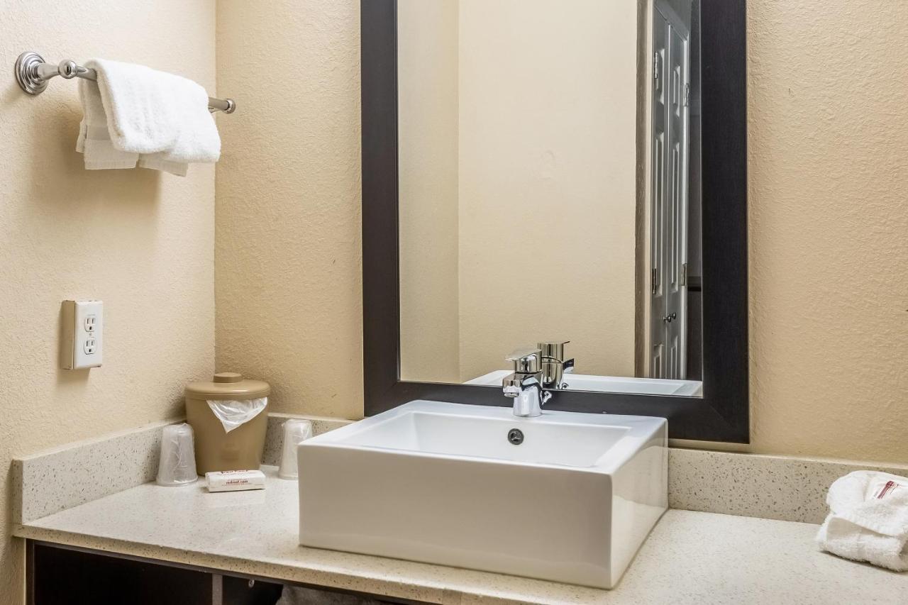 Red Roof Inn Tampa Bay - Сент-Питерсберг Экстерьер фото