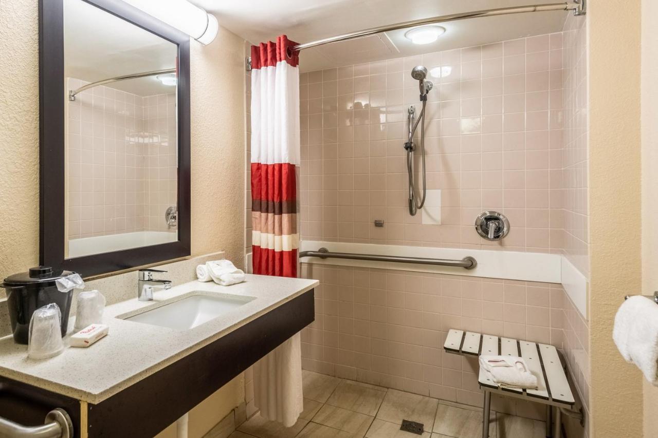 Red Roof Inn Tampa Bay - Сент-Питерсберг Экстерьер фото