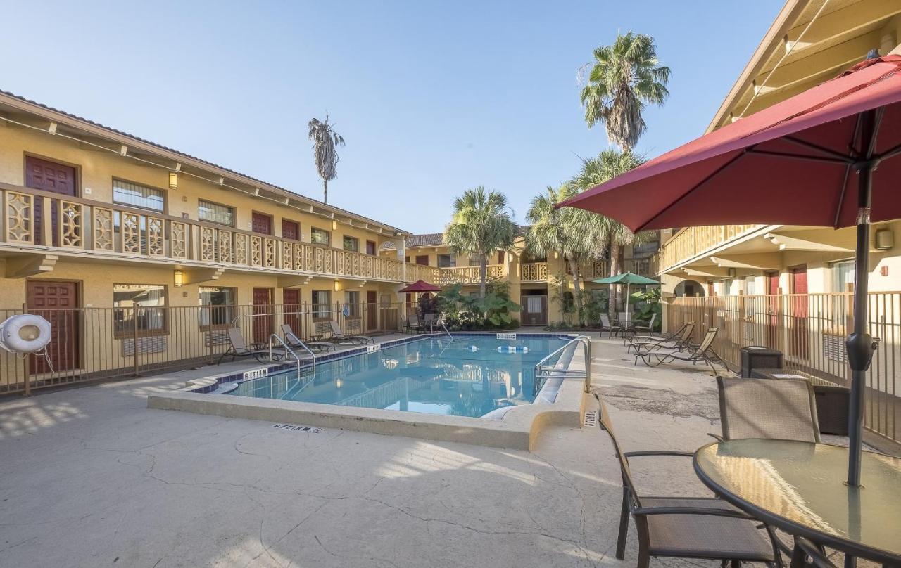 Red Roof Inn Tampa Bay - Сент-Питерсберг Экстерьер фото