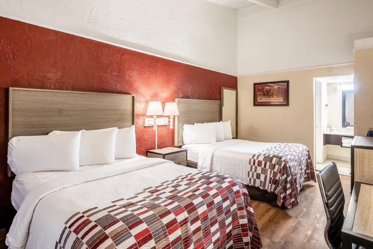 Red Roof Inn Tampa Bay - Сент-Питерсберг Экстерьер фото