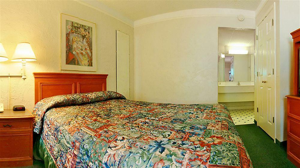 Red Roof Inn Tampa Bay - Сент-Питерсберг Экстерьер фото