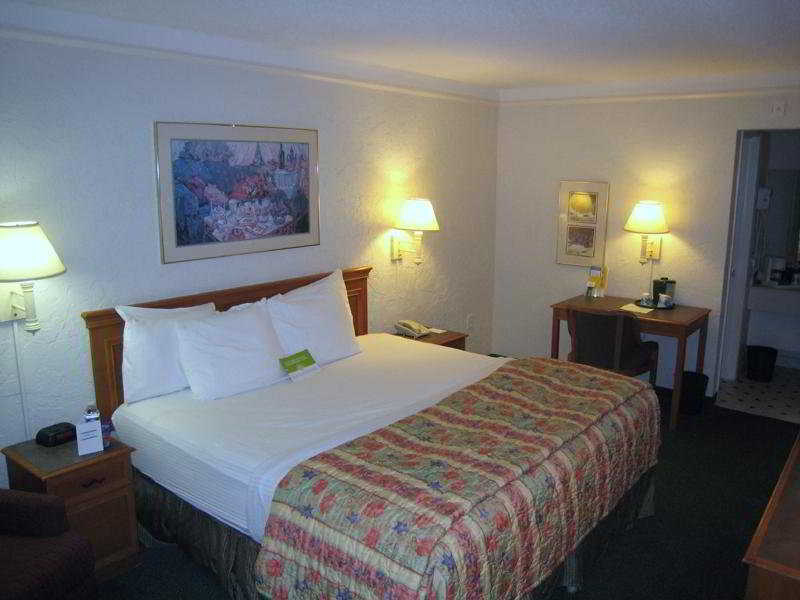 Red Roof Inn Tampa Bay - Сент-Питерсберг Экстерьер фото
