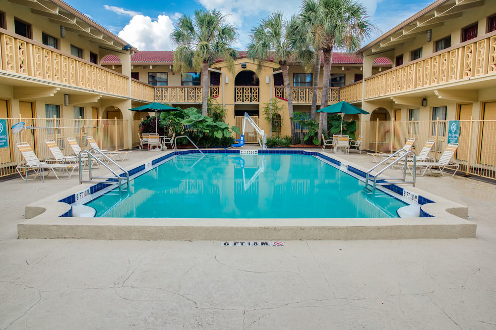 Red Roof Inn Tampa Bay - Сент-Питерсберг Экстерьер фото